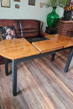 Uitschuifbare eettafel van hout voor kleine keukens